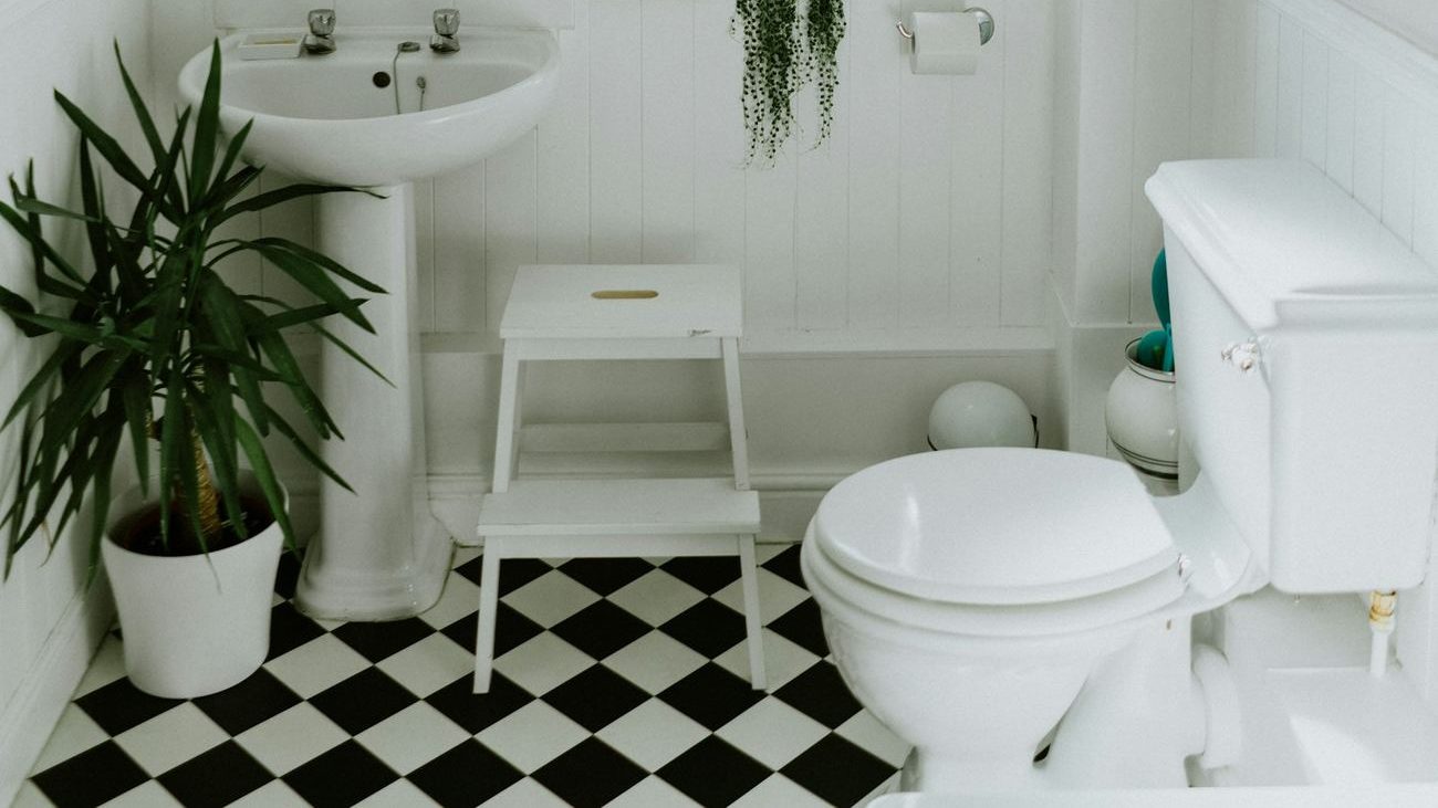 Baño seguro para adulto mayor: checklist anticaídas en casa