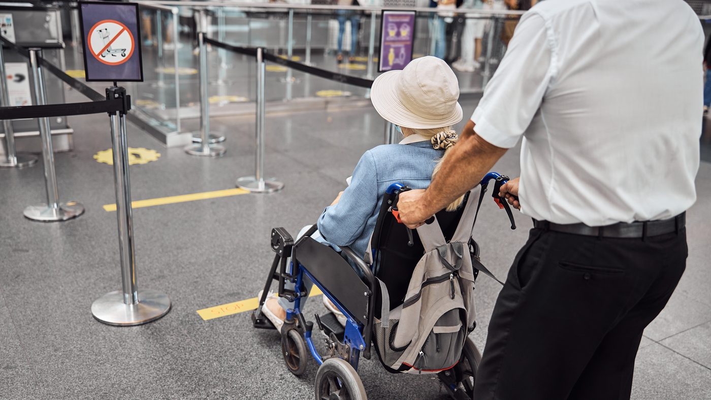 Viajar en avión con adulto mayor: andadera plegable y checklist — movilidad en México