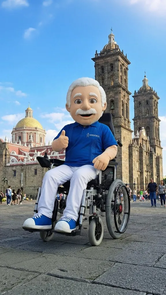 Don Andy con silla eléctrica Andafacil en la plaza