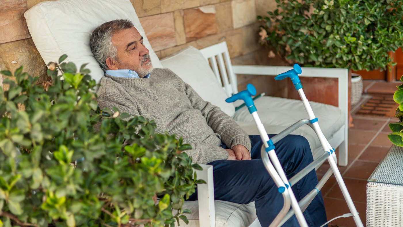 Andadera para recuperación postoperatoria de cadera o rodilla