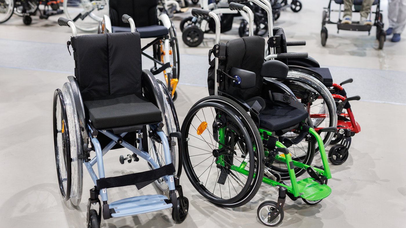 Sillas de ruedas de distintos modelos exhibidas en tienda de equipo de movilidad